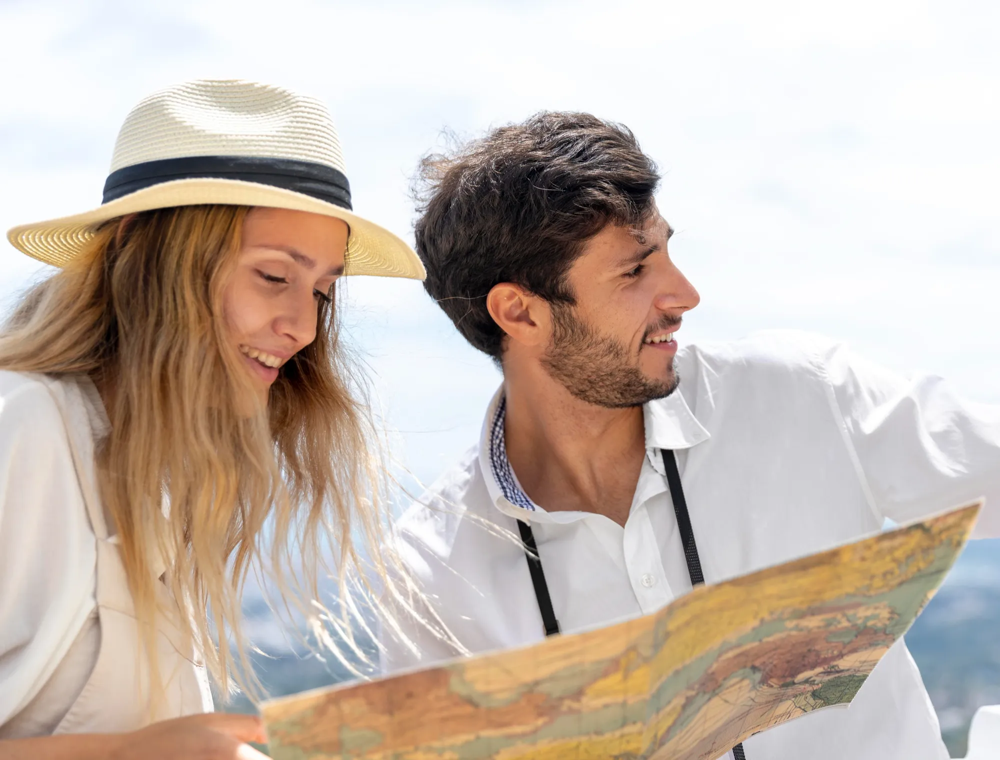 Turisti che consultano una mappa durante una visita a Venezia, esperienza nel territorio facilmente raggiungibile dal Titian Inn Hotel Venice Airport