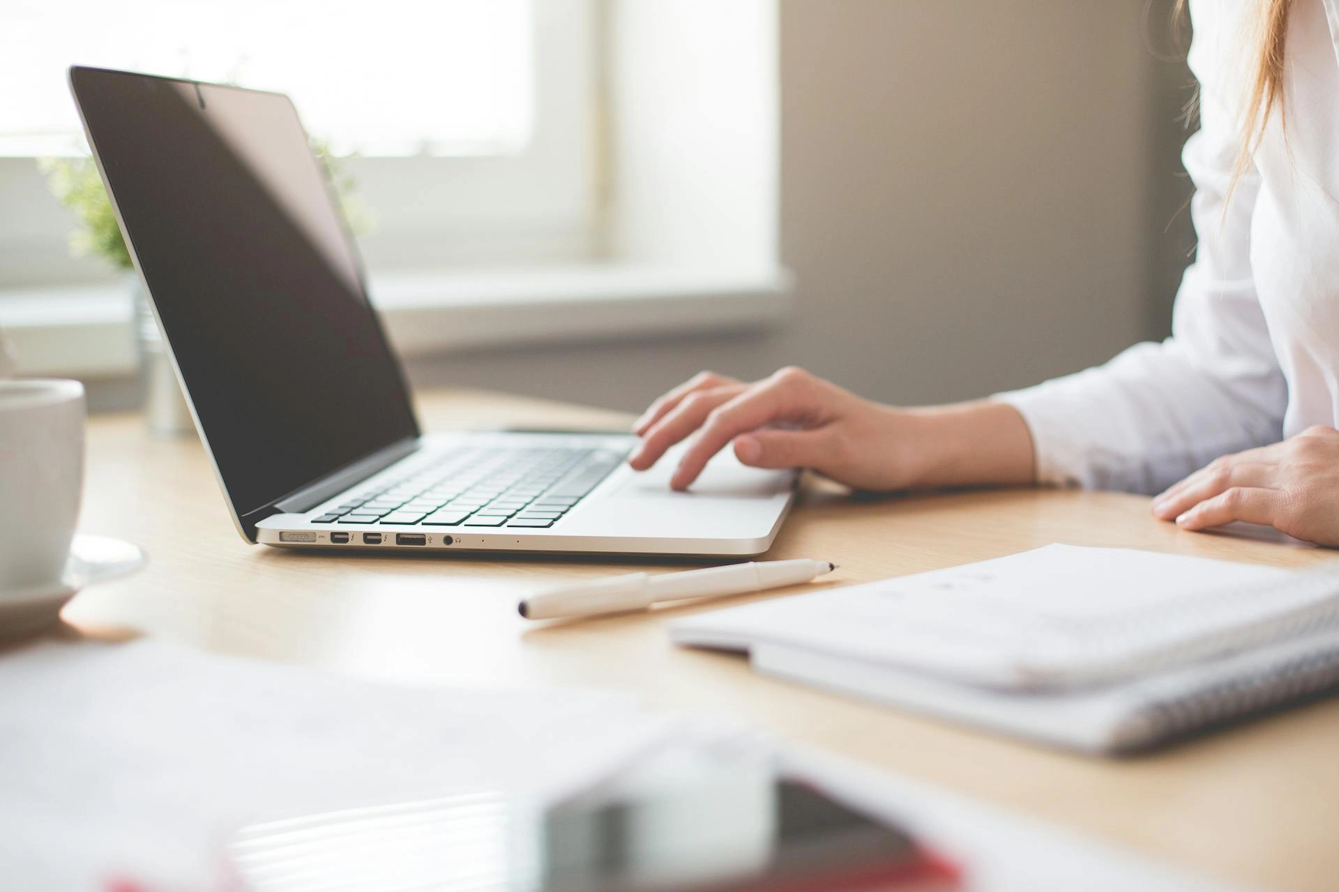 Postazione di lavoro con laptop e documenti, servizi business e smart working del Titian Inn Hotel Venice Airport vicino a Venezia